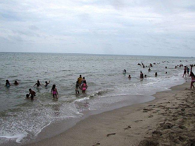 Playa Arica no apta para recibir a bañistas este verano por aguas servidas