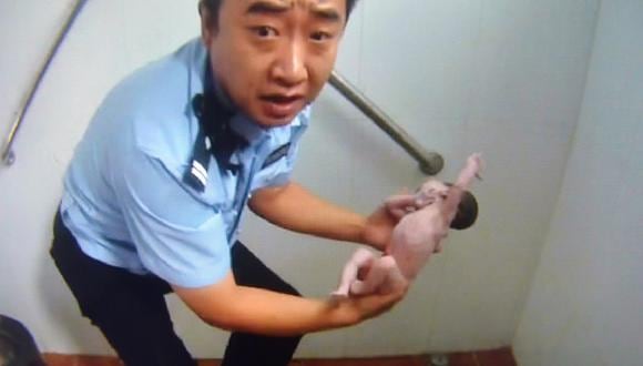 China: Rescatan a recién nacida que había sido arrojada a un sanitario 