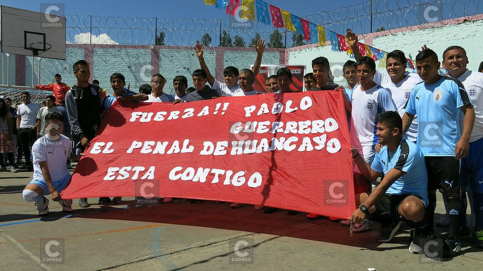 Desde penal de Huancayo, internos mandan mensajes de apoyo a Paolo Guerrero (VIDEO)