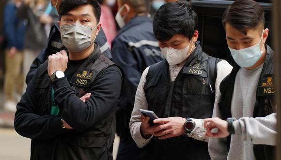 Las personas que usan su teléfono en una calle de Hong Kong. (Foto: Daniel SUEN / AFP)