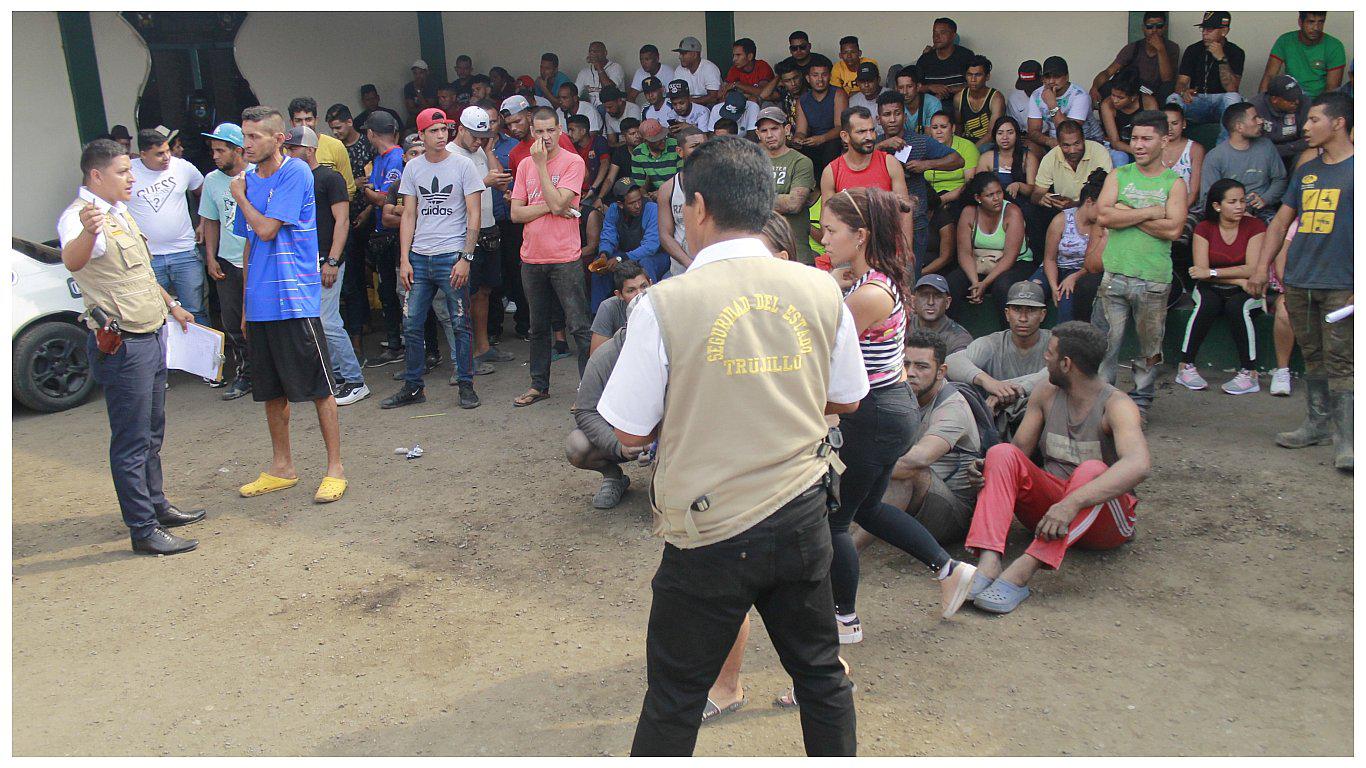 Policía interviene a 300 venezolanos en megaoperativo en mercado La Hermelinda (VIDEO)