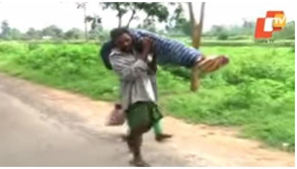 YouTube: caminó kilómetros con cadáver de su esposa al hombro por esta razón (VIDEO)