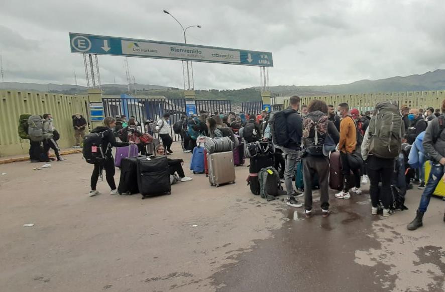 Los turistas extranjeros permanecen en los exteriores del aeropuerto del Cusco a la espera de que se habiliten los vuelos. (Foto: Juan Sequeiros)