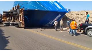 Tráiler que trasladaba embarcación vuelca y obstruye tránsito en Costanera