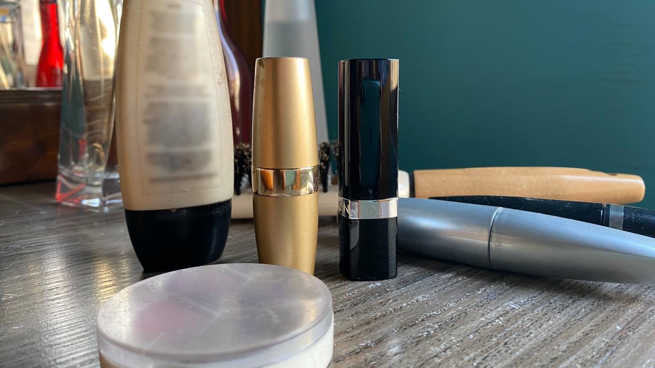 Ministerio de Salud advierte sobre el riesgo de compartir maquillaje debido a la epidemia.