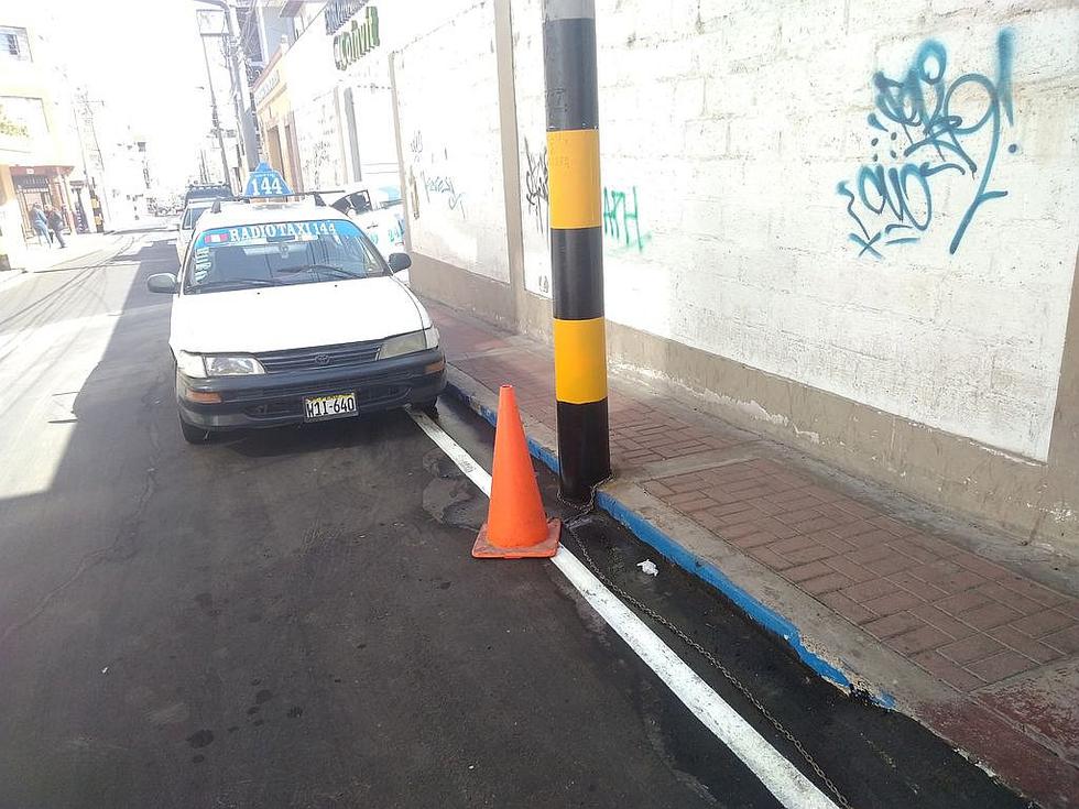 Propietarios de cocheras se adueñan de la vía pública en el cercado