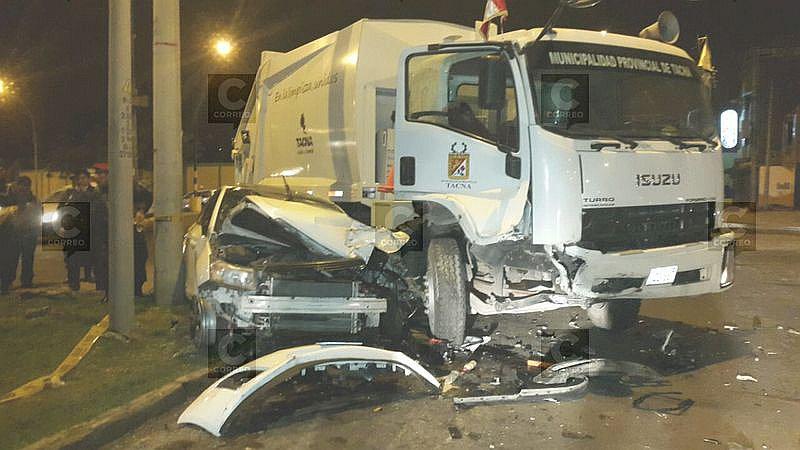 Policía choca su auto contra camión recolector de basura en Tacna