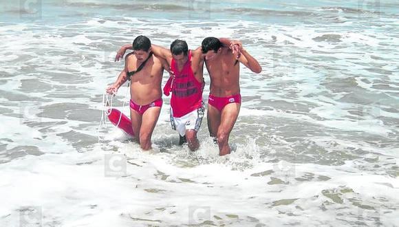 Cuatro veraneantes salvan de morir ahogados en mar de Camaná y Mollendo