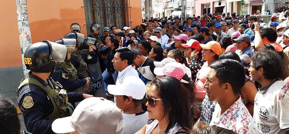 Comerciantes ambulantes marcha contra desalojo en Mercado Modelo