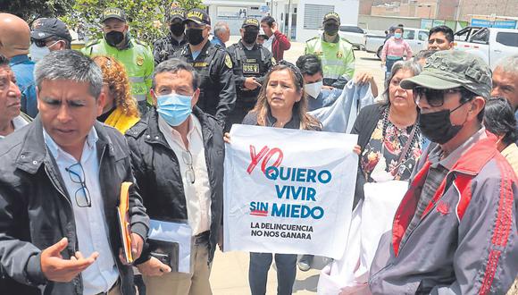 Dirigentes de diversos sectores de Nuevo Chimbote llegan a la comuna para exigir al alcalde Domingo Caldas que rinda cuentas sobre las acciones que ejecuta para combatir la ola delincuencial en el distrito.