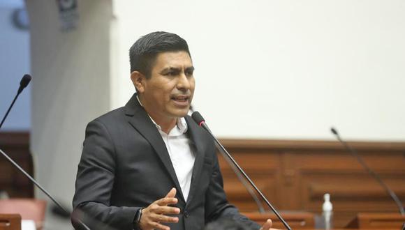 Álex Flores se pronunció desde los exteriores del Palacio Legislativo. (Foto: Congreso)