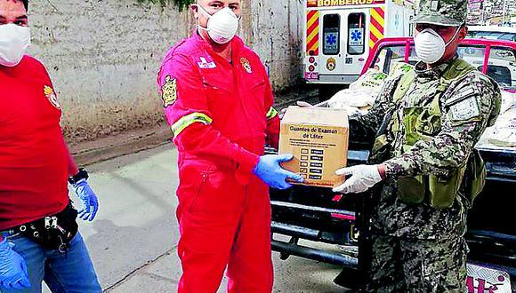 Tarma: Bomberos entregan guantes a la Policía Nacional y al Ejército Peruano 