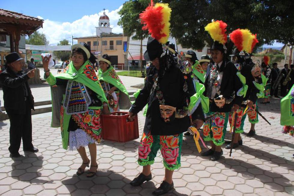 Celebran fiesta de cruces con chonguinada en barrio La Libertad (FOTOS)