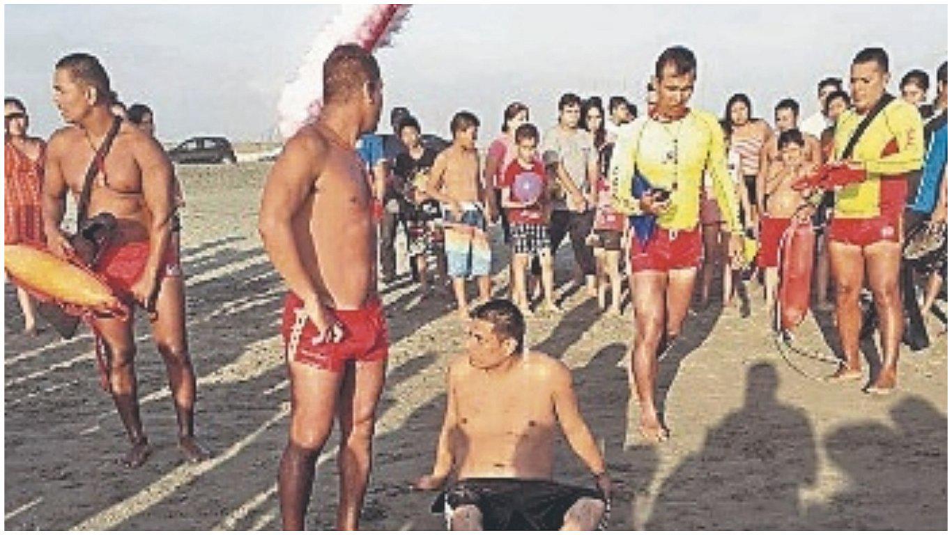 Policía rescata a 12 personas en playas liberteñas 