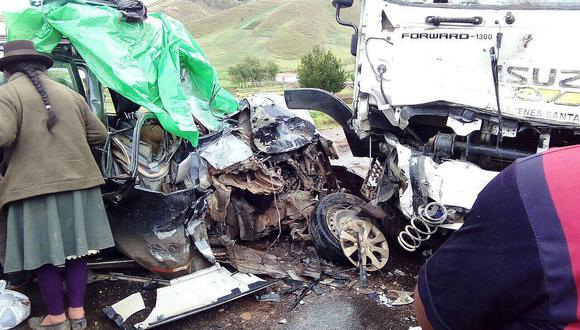 Tres muertos y 10 heridos dejó choque frontal entre minivan con camión 