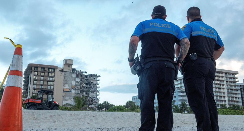 Agentes de la policía de Miami-Dade custodian la entrada del edificio de condominios de 12 pisos parcialmente derrumbado en Surfside, Florida, Estados Unidos, 24 de junio de 2021. (EFE/EPA/CRISTOBAL HERRERA-ULASHKEVICH).