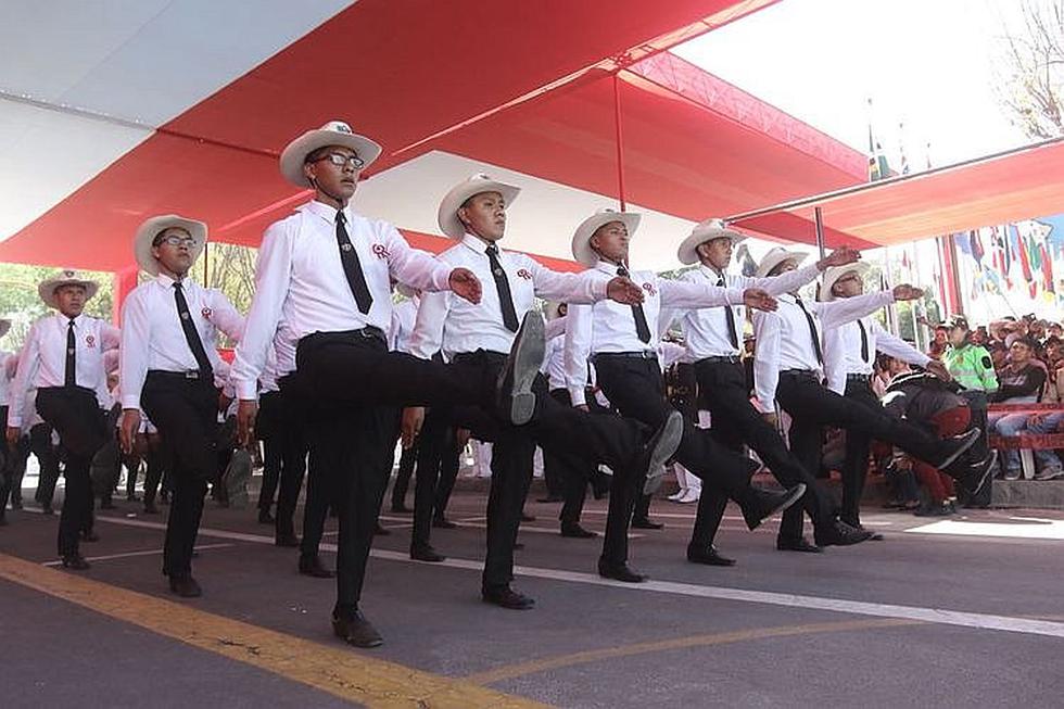 Escolares desfilan con el propósito de participar en la Parada Militar (FOTOS)