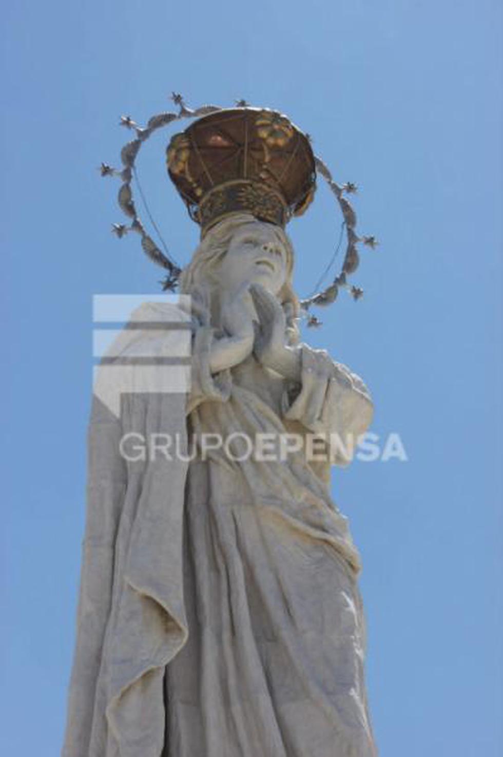 Colocan corona a monumento religioso más alto del Perú