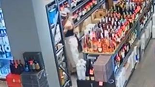 Bajó de un auto de lujo, entró a un local en Nordelta y robó un frasco de pepinos (VIDEO)