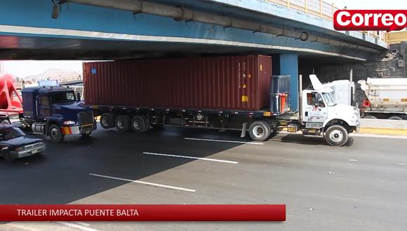 Tráiler impacta contra puente Balta (Video)