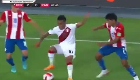 Christian Cueva salió de la presión de los rivales paraguayos en una espectacular jugada. Foto: Captura de pantalla de Movistar Deportes.