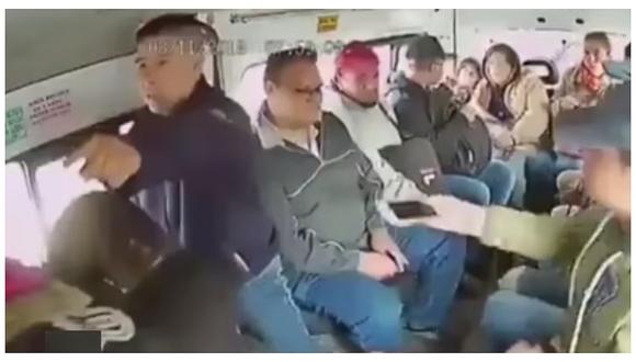 ​El  angustiante momento en que dos delincuentes asaltan a pasajeros (VIDEO)