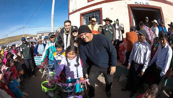 Diez Canseco, Jazmin Pinedo y Gino Assereto llevaron abrigo a Puno