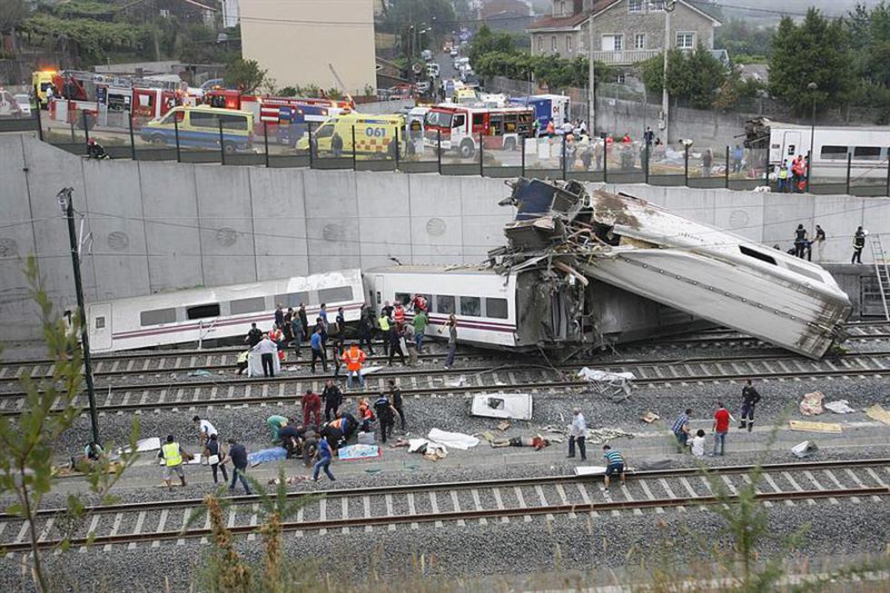 España: A 78 aumentó el número de muertos al descarrilar tren de velocidad alta en Galicia (Fotos)