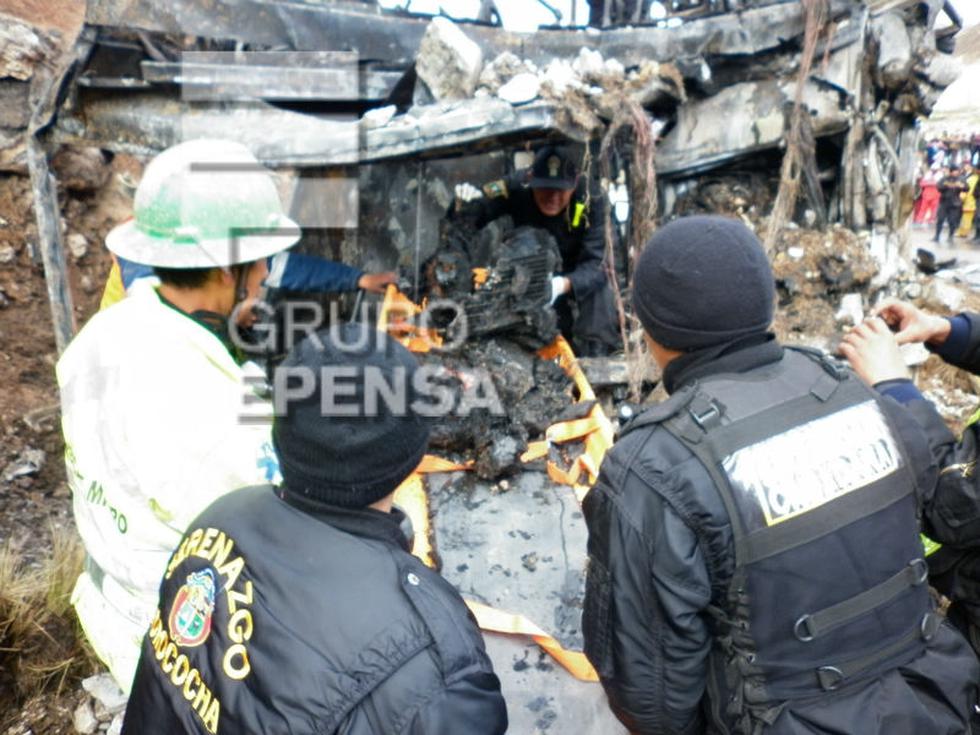 Así quedó el bus incendiado tras el choque con cisterna (FOTOS)