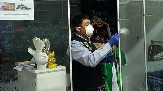 Ladrones se llevan ropa deportiva de puesto en el interior de centro comercial