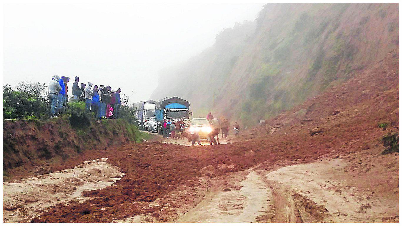Huaico en plena madrugada deja varados a decenas de viajeros (VIDEO)