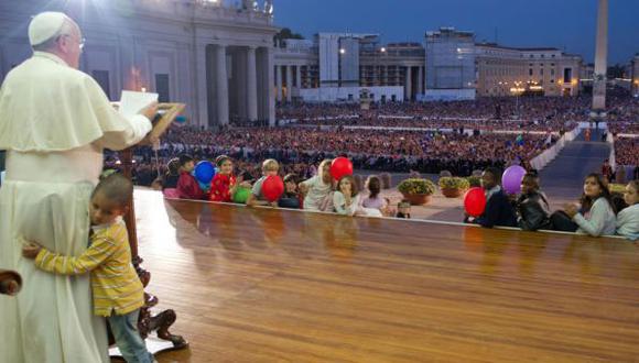 Adorable encuentro entre el Papa Francisco y un niño invade redes sociales (Video) 