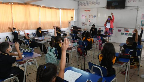Foto difundida por el Ministerio de Educación de Chile, que muestra a un grupo de escolares reiniciando sus clases presenciales. (Twitter / @Mineduc)