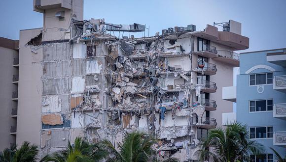 Vista exterior del edificio de 12 pisos derrumbado parcialmente cerca de 88th Street y Collins Avenue, en la ciudad de Surfside, al norte de Miami Beach, Florida. (EFE/ Giorgio Viera).