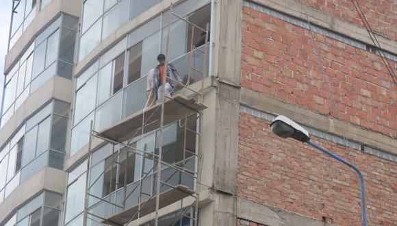 Cusco: Obreros realizan peligrosa labor en edificio (video)