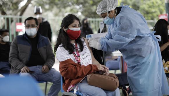 En diversos vacunatorios de la capital se espera que las vacunas de AstraZeneca, previstas para inmunizar a mayores de 18 años contra el COVID-19, lleguen desde las 2 p.m. (Foto: Anthony Niño de Guzmán/@photo.gec)