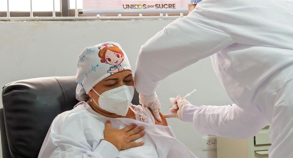 Imagen muestra a la enfermera Verónica Machado, de 46 años, mientras es vacunada contra el coronavirus en Sincelejo (Colombia). (EFE/ Nicolás Galeano/Presidencia De Colombia).
