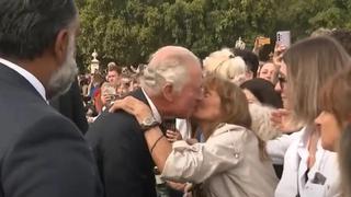 Admiradora besa al rey Carlos III durante su paso en los exteriores de Buckingham (VIDEO)