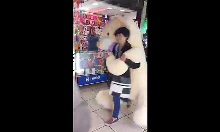 ​El eterno enamorado que carga un oso de su tamaño (VIDEO)