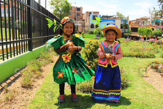 Niños visten ropa reciclada en marcha por la semana de la reforestación