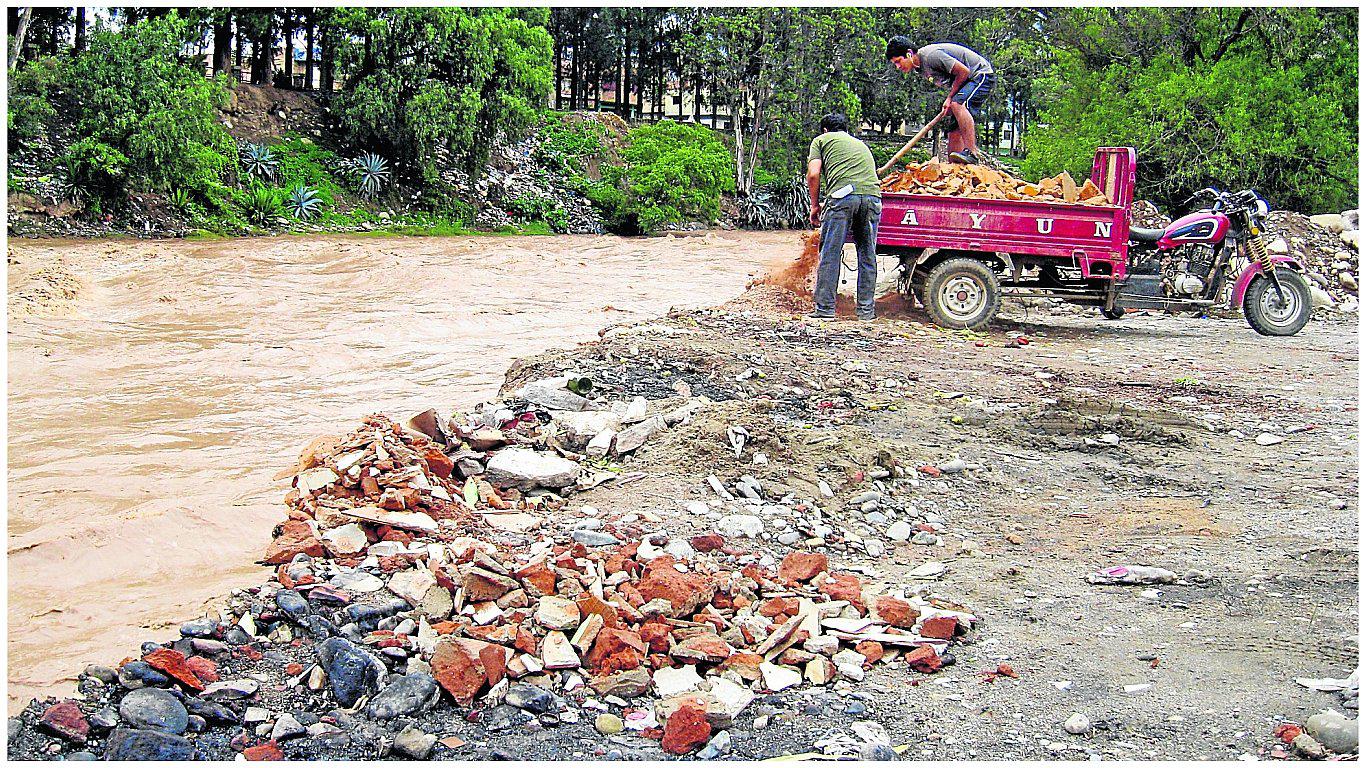 Multas por arrojar desmonte sube 10% de una UIT y denuncias aumentan