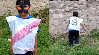 Perú vs. Paraguay: niño alienta a la selección peruana y elabora su camiseta de Lapadula con una bolsa de plástico (VIDEO)