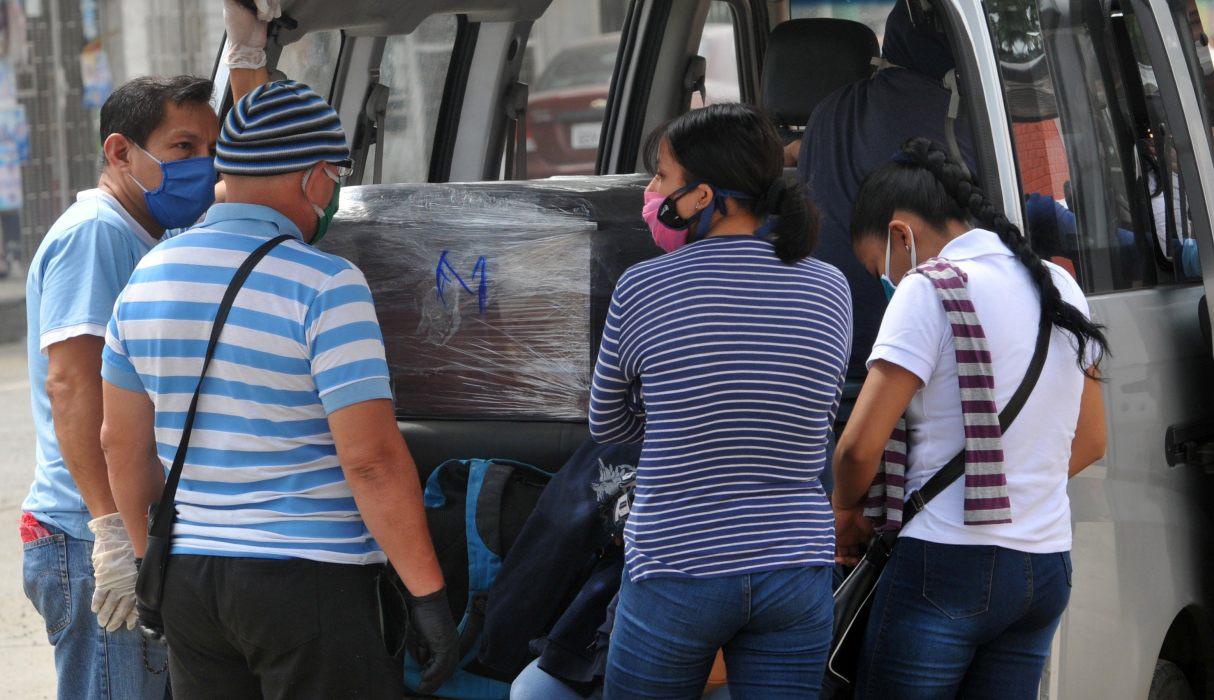 Imagen referencial. Familiares de una presunta víctima del nuevo coronavirus COVID-19 llegan con el ataúd de su ser querido al cementerio Angel Maria Canals en Guayaquil. (AFP / José Sánchez).