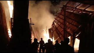 Dantesco incendio consume ocho madereras en Sullana