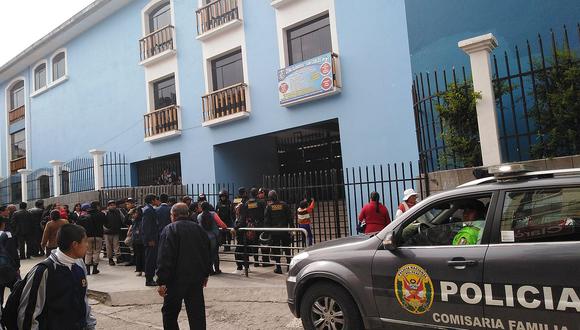 Estudiantes toman instalaciones del la I.E.S. Glorioso San Carlos de Puno