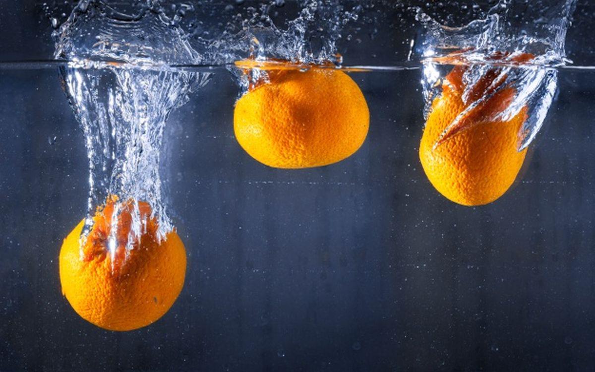 El agua solo quita el polvo y los residuos visibles por lo que deberás usar otros productos para desinfectar tus alimentos (Foto: Freepik)