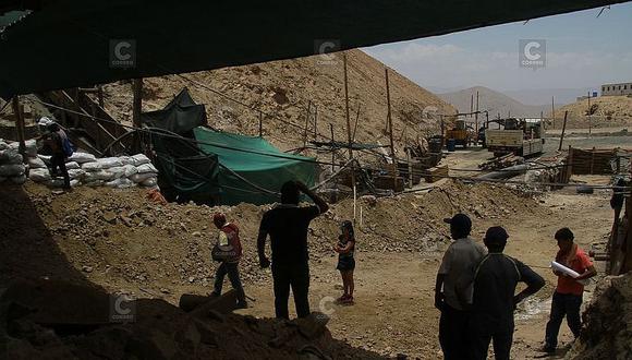 Familiares aguardan por cuerpo de minero sepultado en Las Gemelas