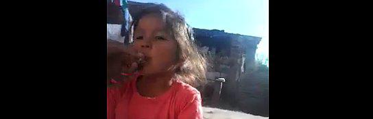 Argentina: Madre da de fumar marihuana a su menor hija 