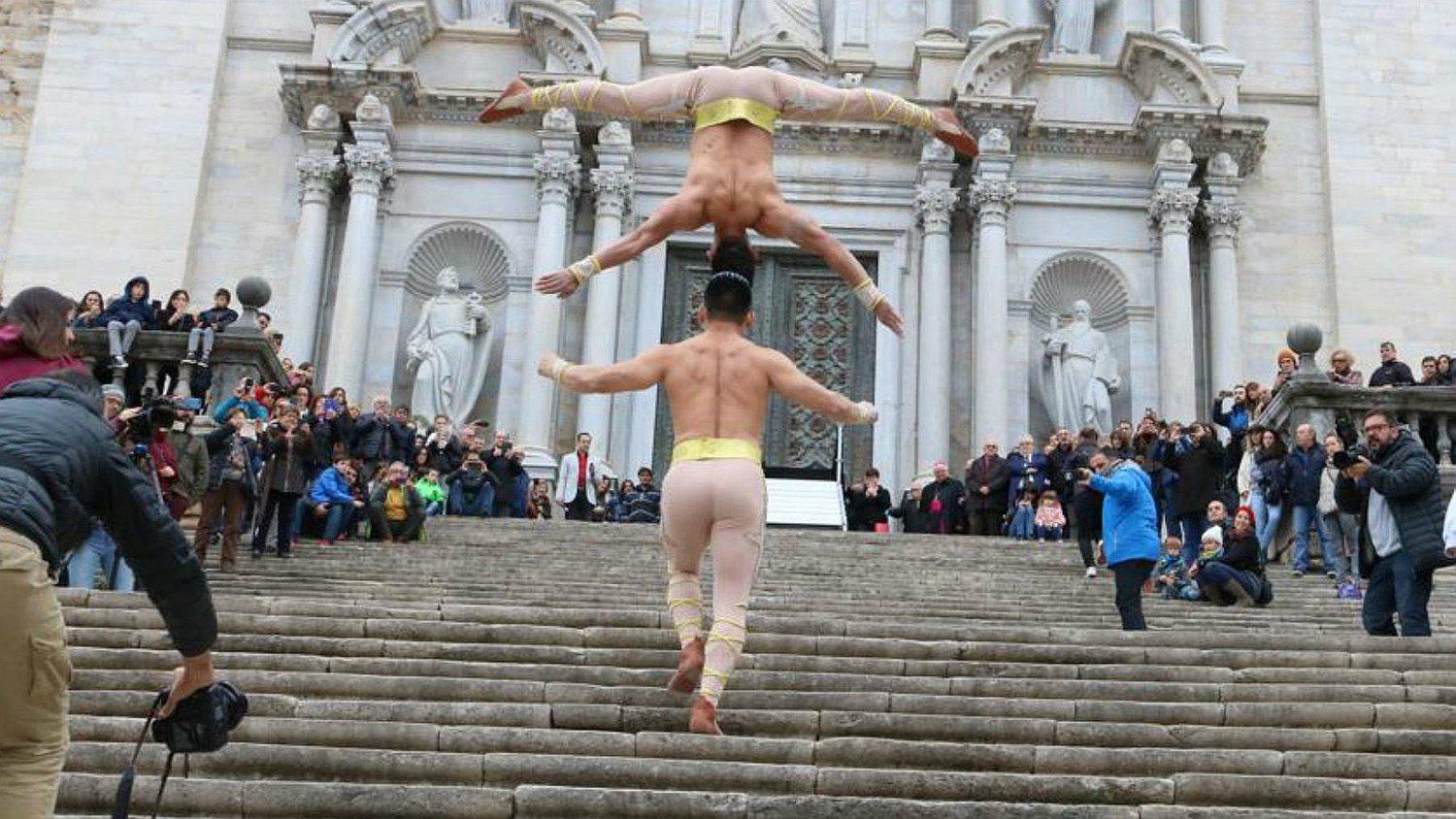 Acróbatas peruanos rompen record Guinness al subir 99 escalones "cabeza a cabeza" (FOTOS)