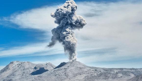 Explosión con emisión de gases y cenizas en el volcán Sabancaya registrada por el IGP. (Foto: IGP)